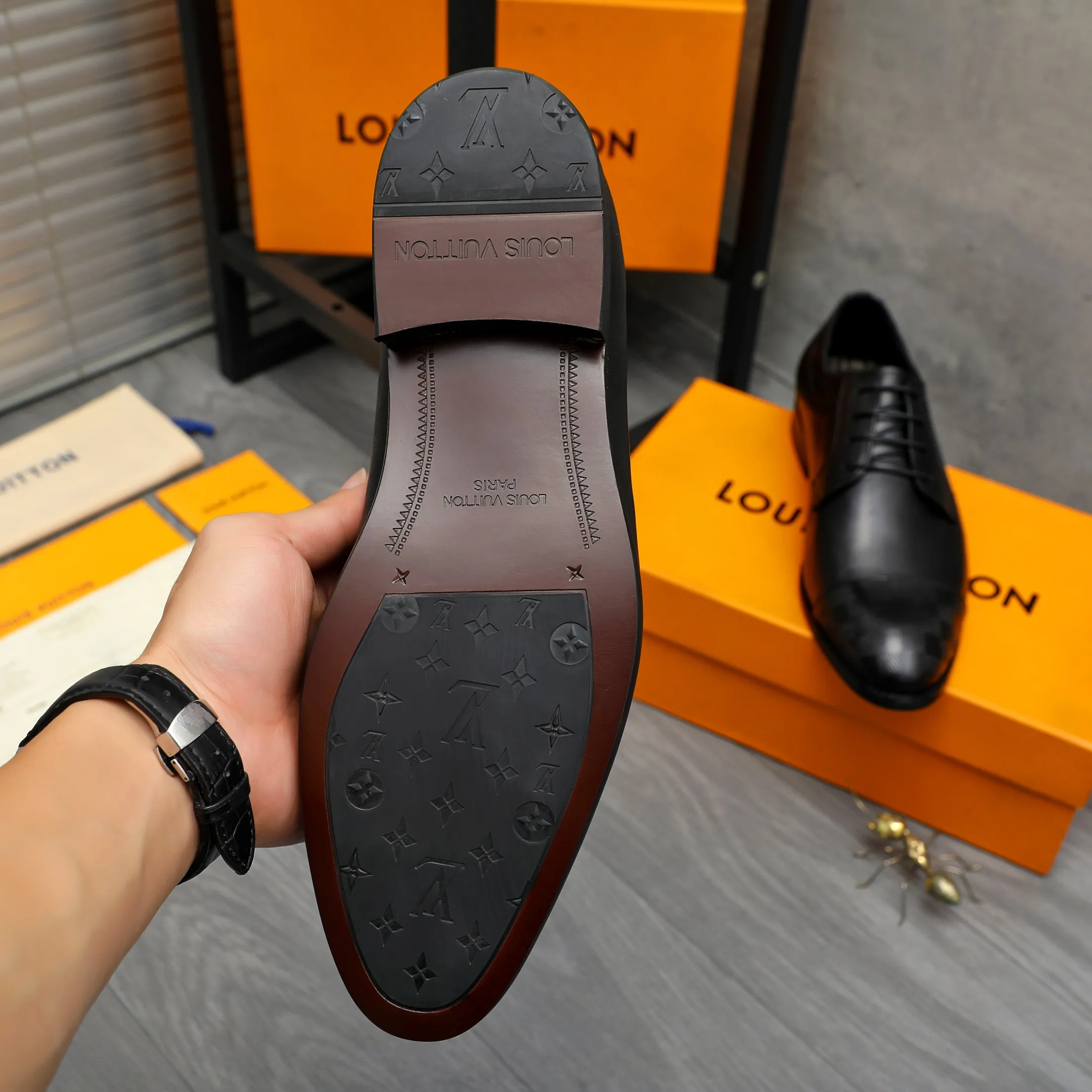 Men's shoes 💰p460 Product trademark: LV (Louis Vuitton) business lace-up leather shoes True size: 39-44 Product material: Selected cowhide stitching classic embossed upper, cowhide lining, original rubber outsole